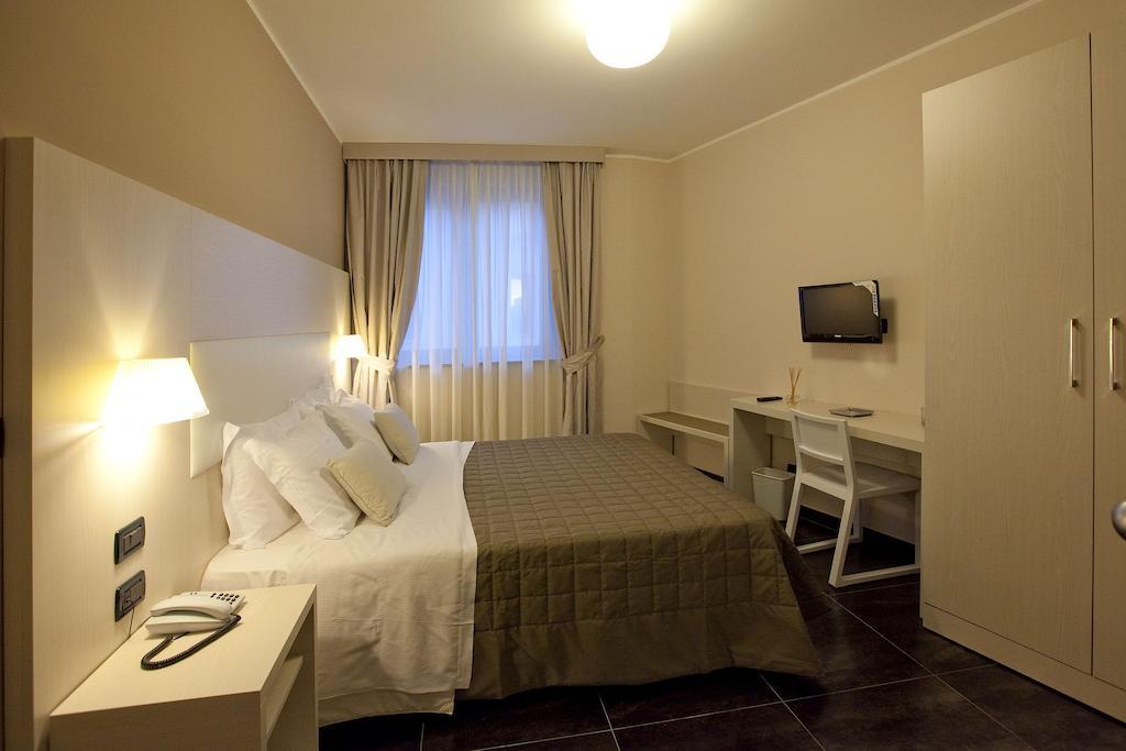 Hotel La Meridiana Settimo Torinese Kamer foto